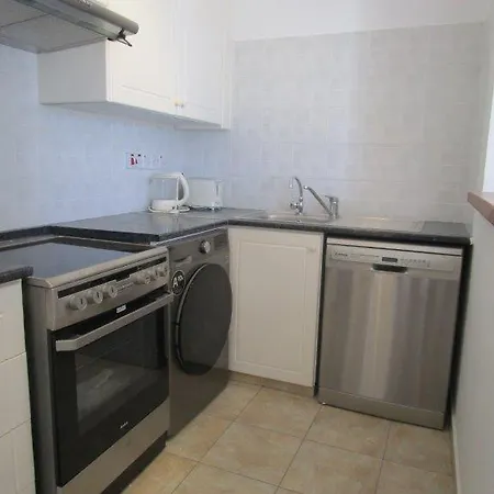 Resitour - Regina Gardens Apartamento Pafos